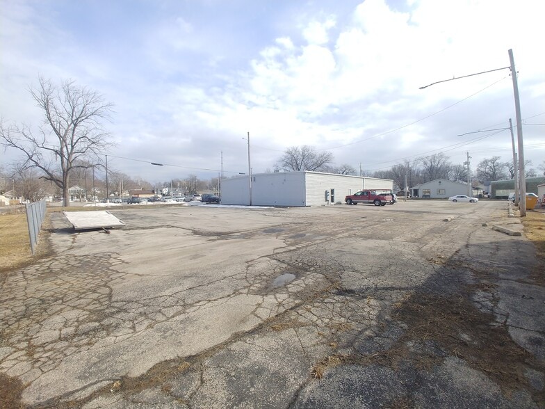 719 W Chestnut St, Bloomington, IL for lease - Building Photo - Image 2 of 2