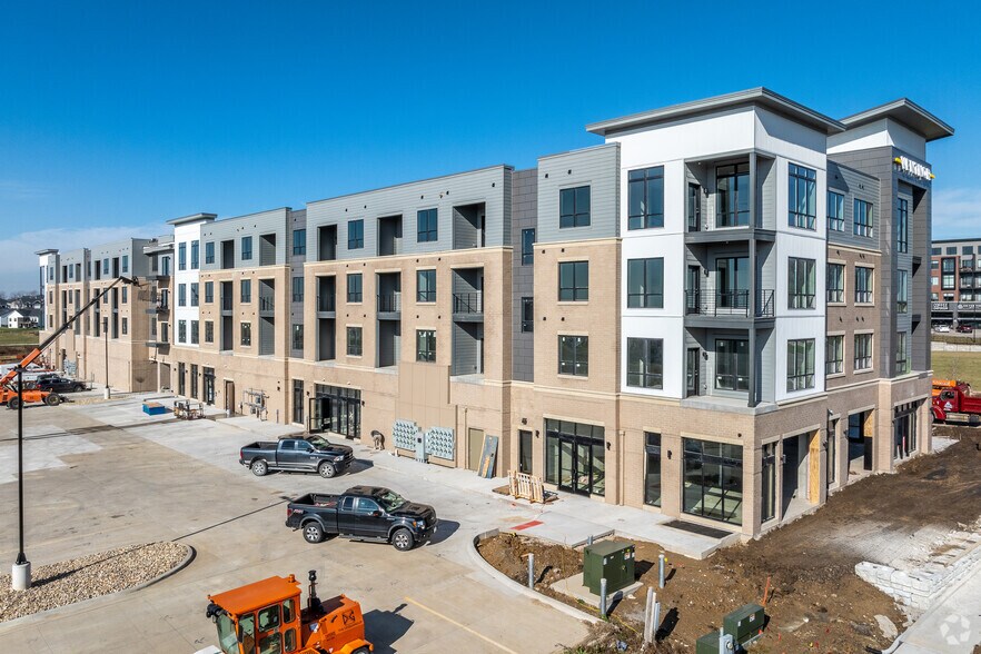 1111 Parkside St, Tiffin, IA à louer - Photo du bâtiment - Image 3 de 27