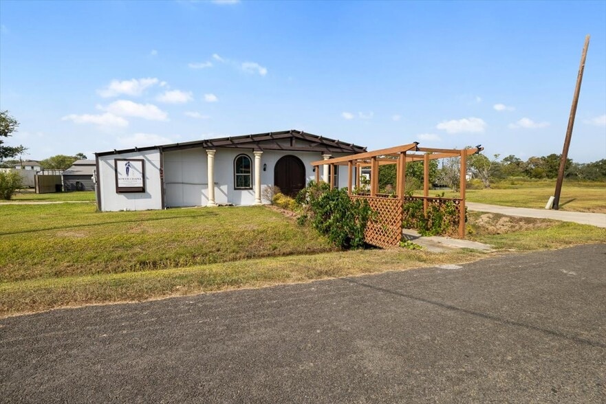 311 Bayside Dr, Anahuac, TX for sale - Building Photo - Image 2 of 3