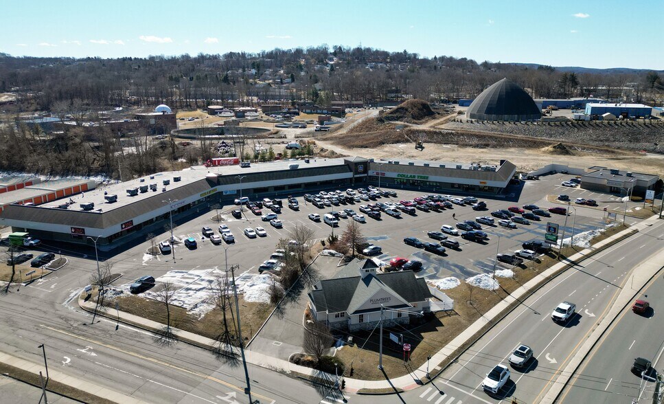 61 Newtown Rd, Danbury, CT à louer - Photo du bâtiment - Image 1 de 1