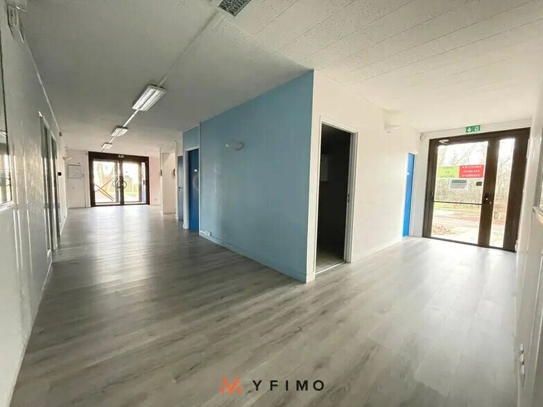 Office in Aubergenville for lease - Interior Photo - Image 3 of 7
