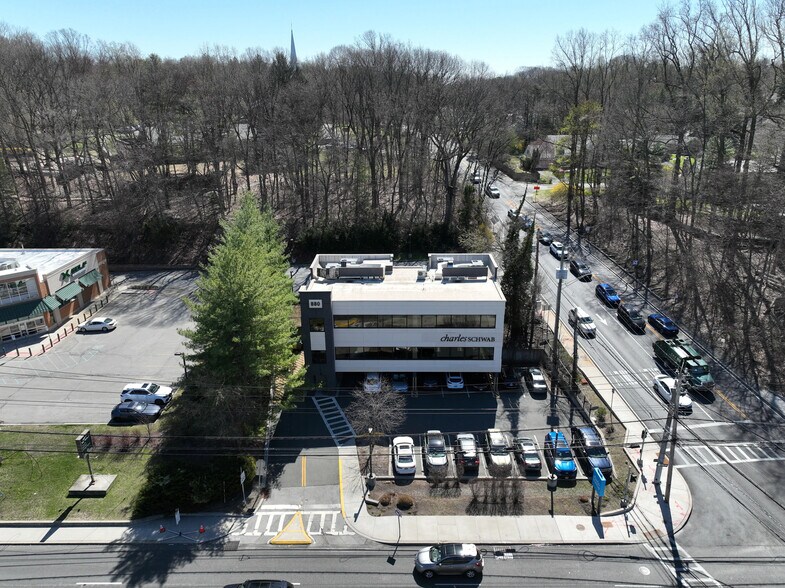 880 Central Park Ave, Scarsdale, NY à vendre - Photo du bâtiment - Image 2 de 7