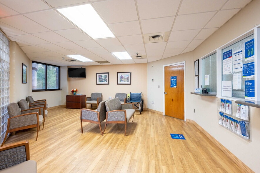 6719 Gall Blvd, Zephyrhills, FL for sale - Interior Photo - Image 3 of 189