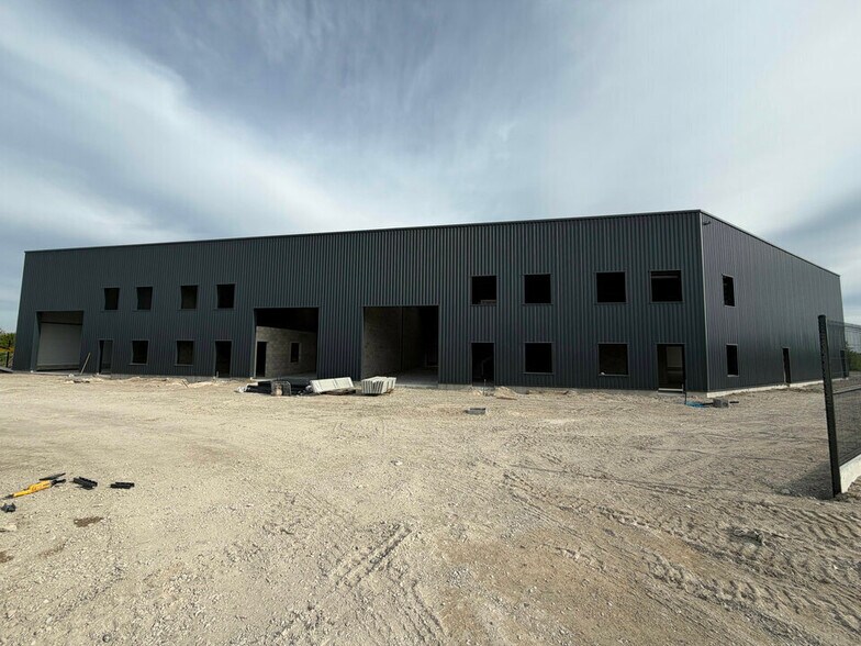 Flex in Bétheny for lease - Building Photo - Image 1 of 10