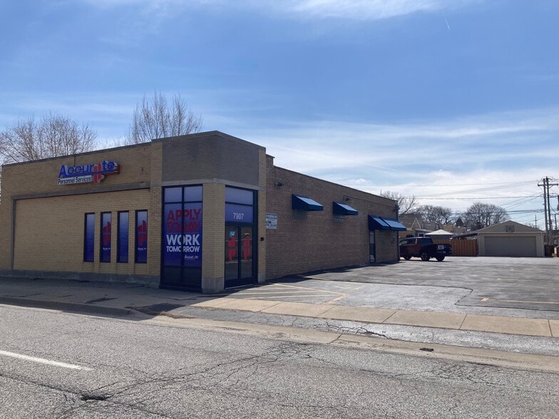7907 W Cermak Rd, North Riverside, IL à vendre - Photo du bâtiment - Image 2 de 8