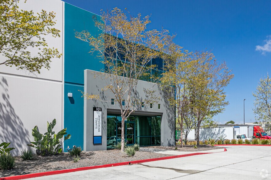 6995 Calle De Linea, San Diego, CA à louer - Photo du bâtiment - Image 3 de 7