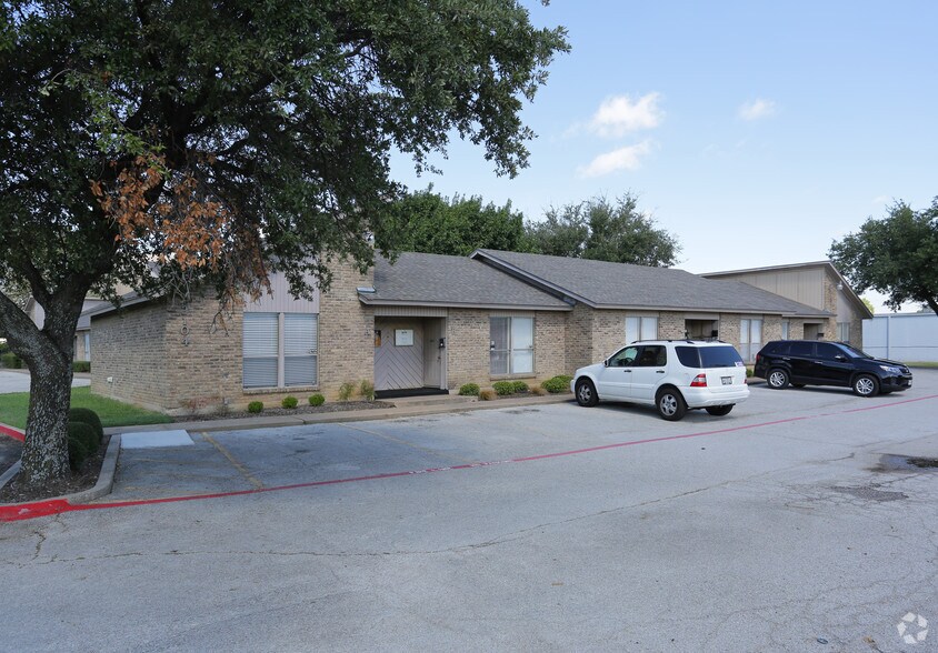 2100 Roosevelt Dr, Arlington, TX à louer - Photo principale - Image 2 de 5