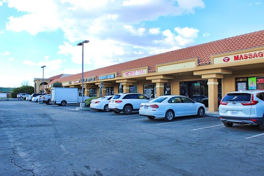 323-327 E Palmdale Blvd, Palmdale, CA à louer - Photo du bâtiment - Image 2 de 8