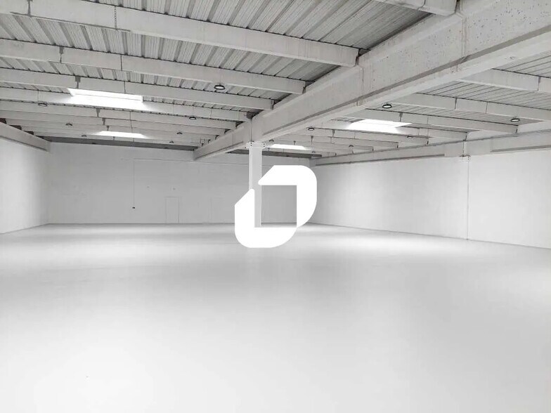 Flex in Coignières for lease - Interior Photo - Image 2 of 10