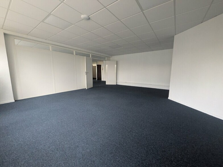 Office in Rouen for lease - Interior Photo - Image 3 of 5