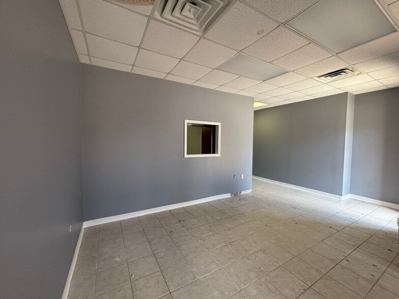808 English Rd, High Point, NC à vendre - Photo intérieure - Image 2 de 5