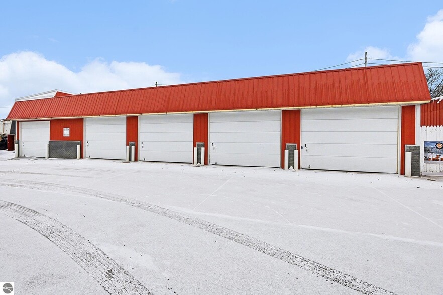 414 S Mitchell St, Cadillac, MI à louer - Photo du bâtiment - Image 2 de 31