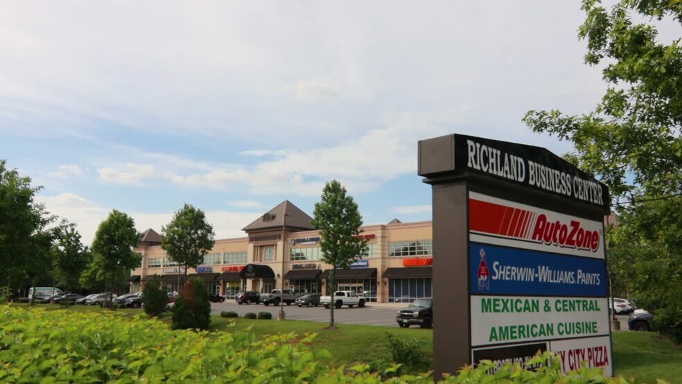 21430 Cedar Dr, Sterling, VA à louer - Vidéo sur l’inscription commerciale - Image 2 de 12