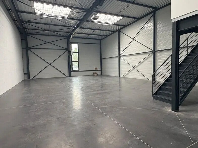 Industrial in Saint-Priest for lease - Building Photo - Image 3 of 9