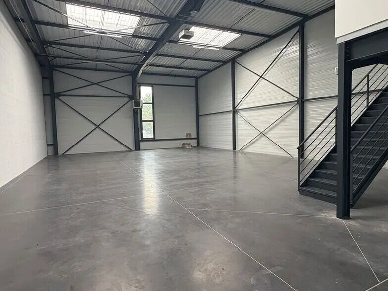 Industriel dans Saint-Priest à louer - Photo du bâtiment - Image 3 de 9