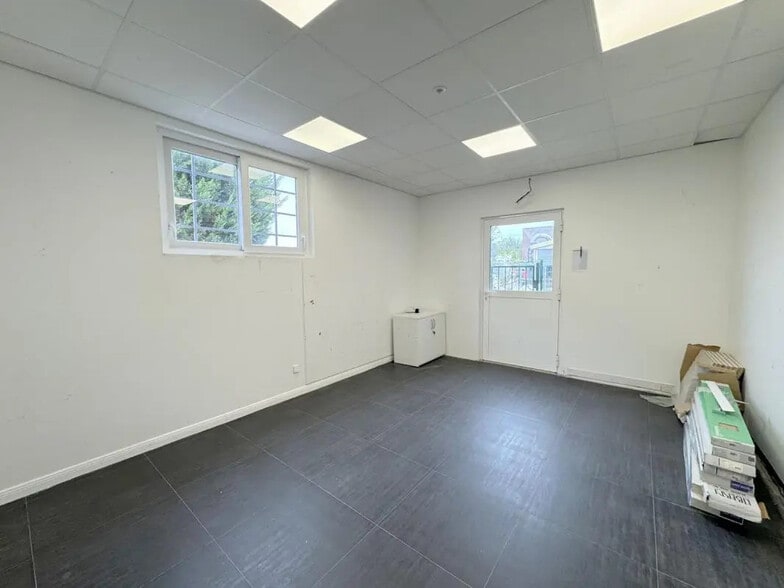 Flex in Conflans-Sainte-Honorine for lease - Interior Photo - Image 2 of 19