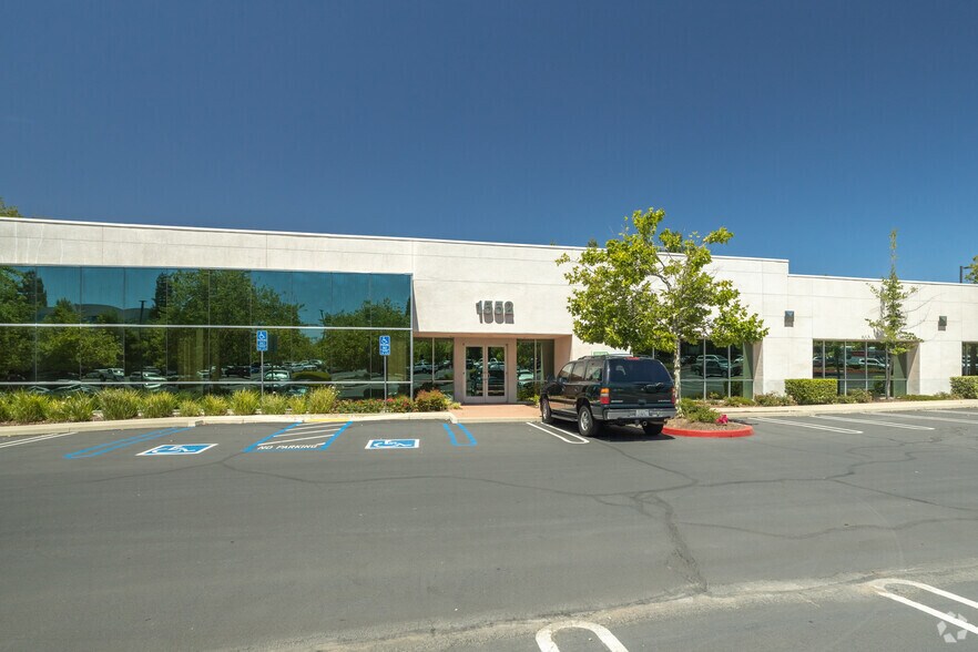 1552 Eureka Rd, Roseville, CA à louer - Photo du bâtiment - Image 3 de 25
