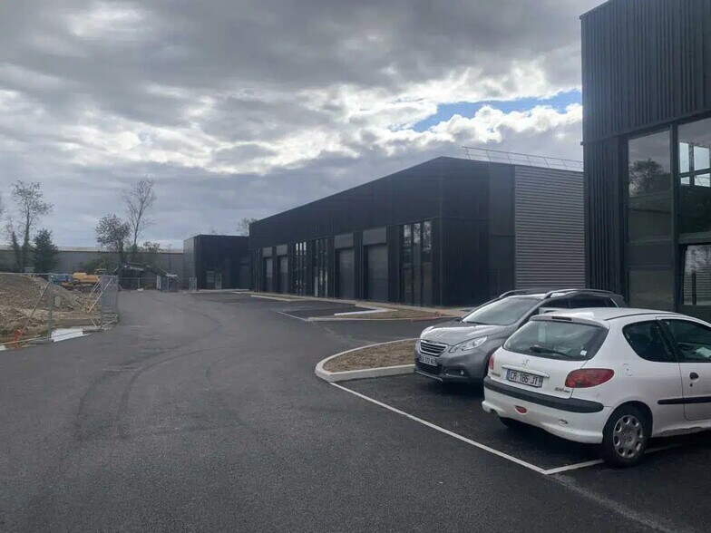 Flex in Trévoux for lease - Building Photo - Image 2 of 4