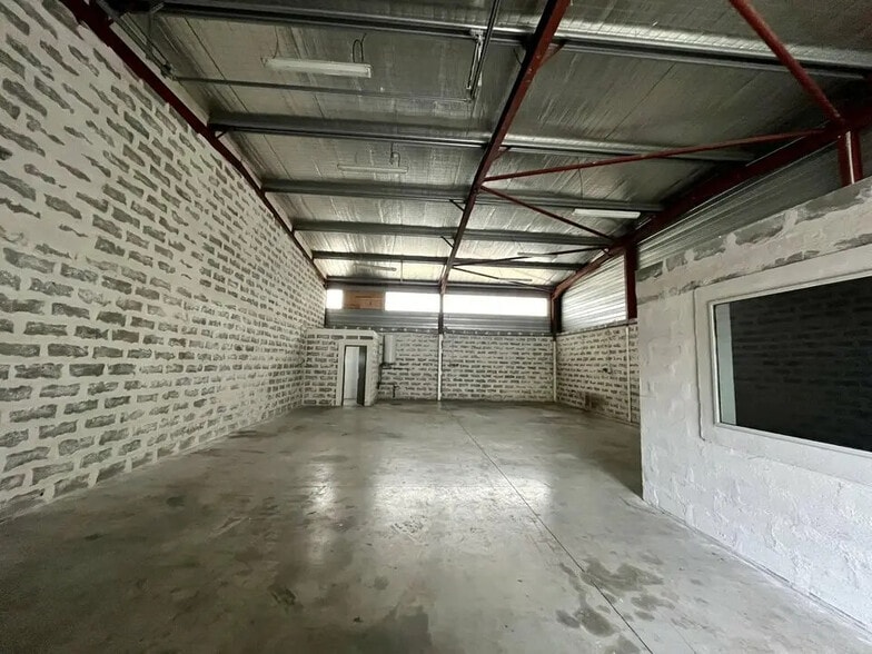 Flex in Graveson for lease - Interior Photo - Image 1 of 7