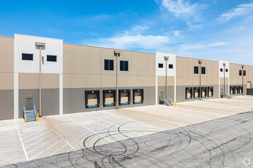 2500 S Little Blue Pky, Independence, MO à louer - Photo du bâtiment - Image 3 de 8