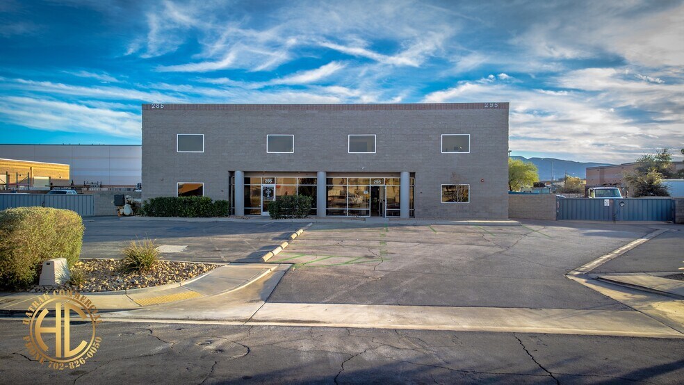 295 Sunpac Ave, Henderson, NV à vendre - Photo du bâtiment - Image 2 de 53