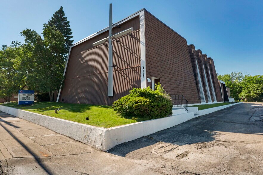 15715 Libby Rd, Maple Heights, OH à vendre - Photo du bâtiment - Image 1 de 76
