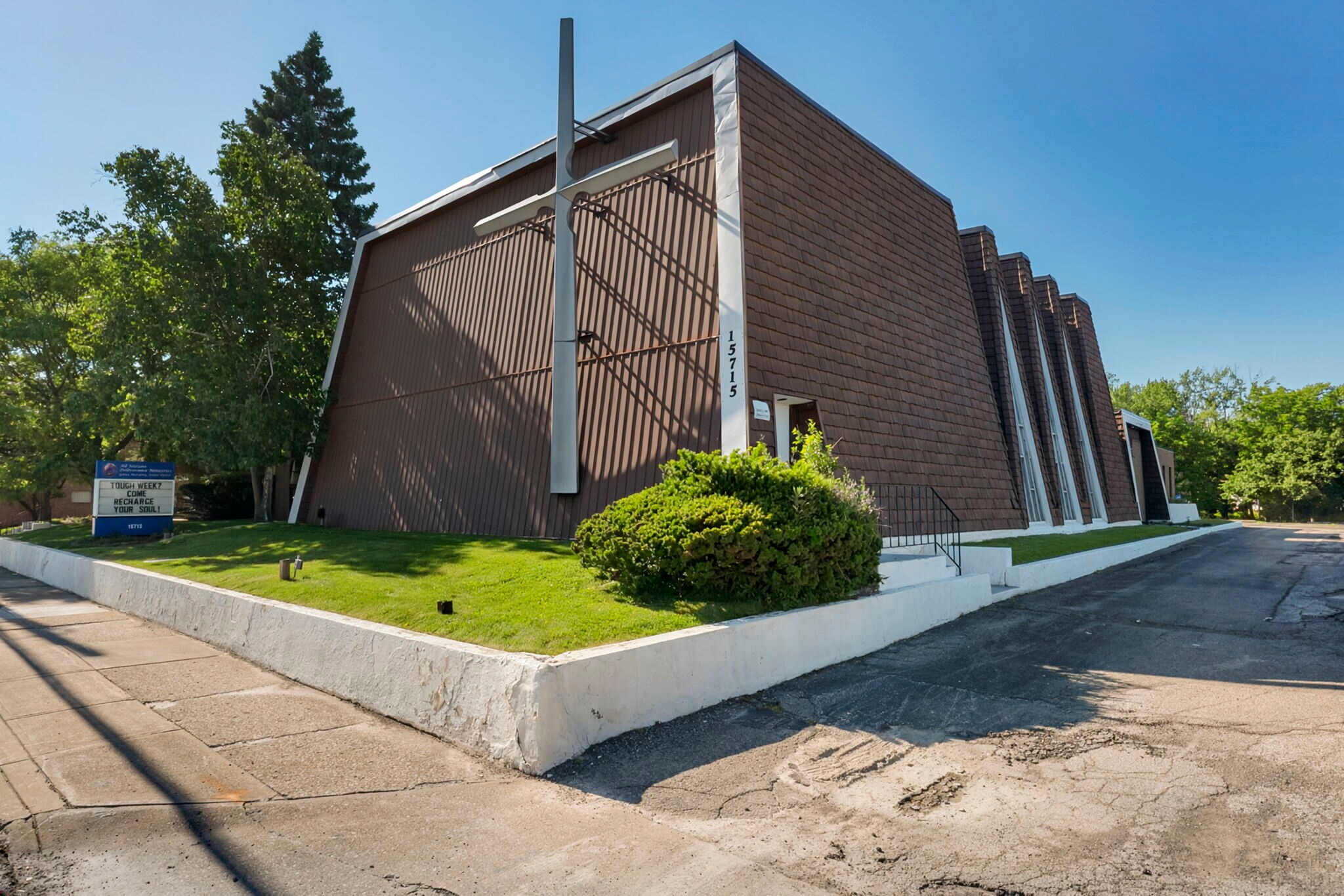 15715 Libby Rd, Maple Heights, OH à vendre Photo du bâtiment- Image 1 de 76