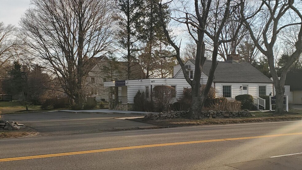 1677 Post Rd E, Westport, CT à vendre - Photo du bâtiment - Image 3 de 4