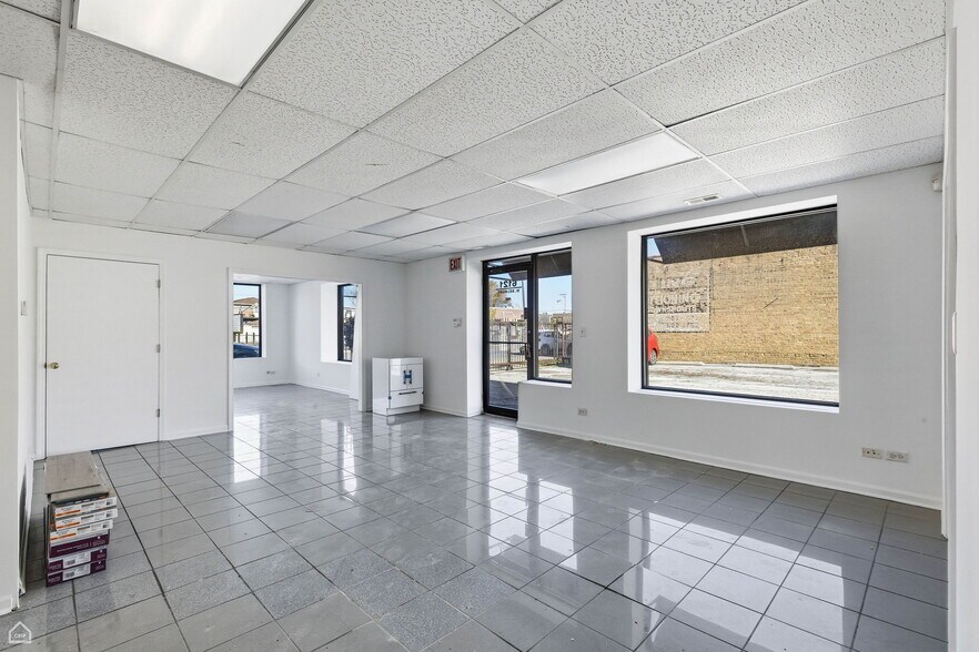 6121 W Belmont Ave, Chicago, IL à vendre - Photo du bâtiment - Image 3 de 49