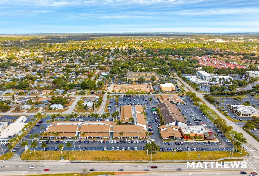 12995 S Cleveland Ave, Fort Myers, FL à vendre - Photo du bâtiment - Image 2 de 3