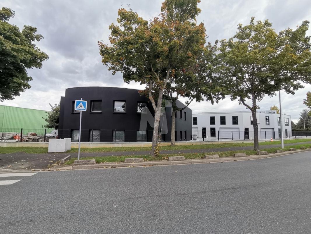 Office in Grigny for lease Building Photo- Image 1 of 8