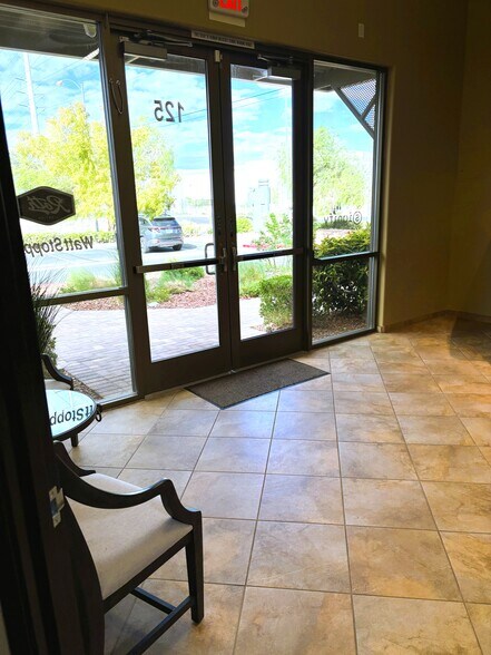 5915 Edmond St, Las Vegas, NV à vendre - Photo du bâtiment - Image 3 de 12