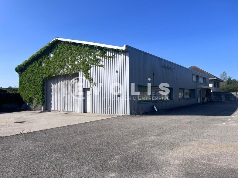 Local d'activités dans Saint-Laurent-de-Mure à vendre - Photo du bâtiment - Image 2 de 10