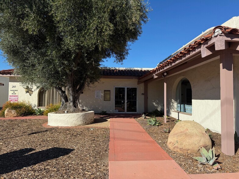 201 Bryant St, Ojai, CA à louer - Photo du bâtiment - Image 2 de 19