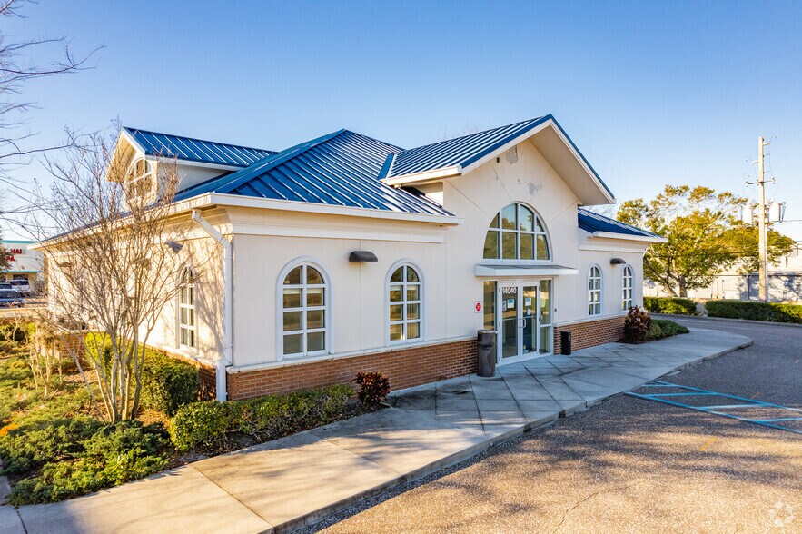 14040 Walsingham Rd, Largo, FL à louer - Photo du bâtiment - Image 2 de 5