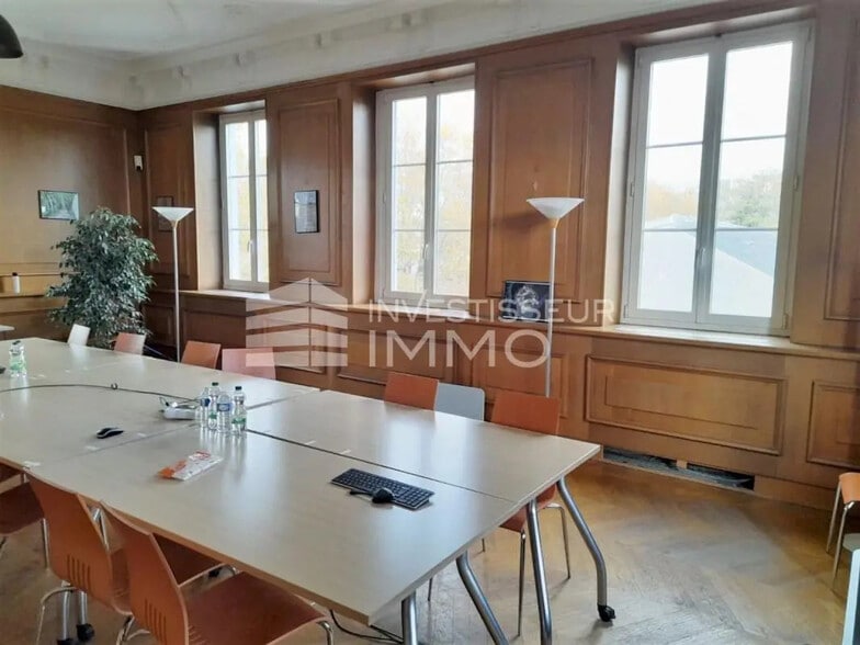 Office in Nogent-sur-Marne for lease - Interior Photo - Image 1 of 11