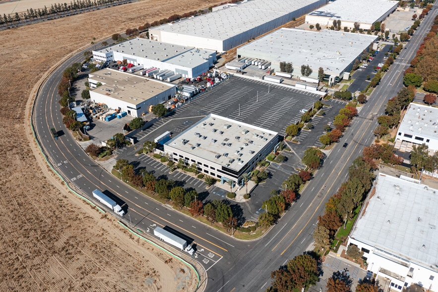 1260 S Dupont Ave, Ontario, CA à vendre - Photo du bâtiment - Image 3 de 10