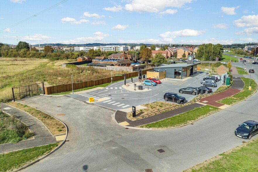 100 Sir Henry Lee Crescent, Aylesbury for sale - Building Photo - Image 2 of 15