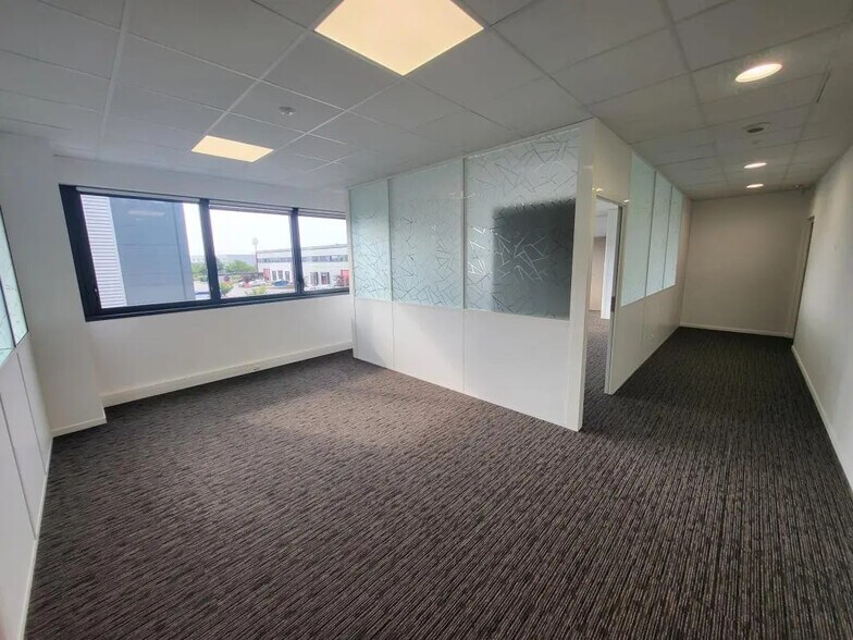 355 Avenue Henri Schneider, Meyzieu for lease - Interior Photo - Image 3 of 6