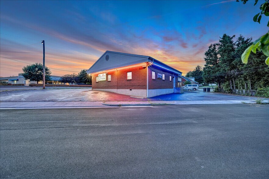 5005 Williamson Rd NW, Roanoke, VA à vendre - Photo du bâtiment - Image 2 de 10