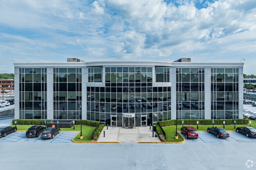 1991 Marcus Ave, New Hyde Park, NY à louer - Photo du bâtiment - Image 2 de 10