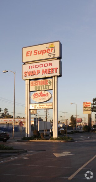 12711-12755 Sherman Way, North Hollywood, CA à louer - Photo du bâtiment - Image 2 de 5