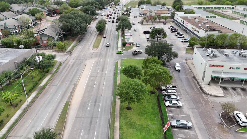 10208 Beechnut St, Houston, TX à louer - Vidéo sur l’inscription commerciale - Image 2 de 8