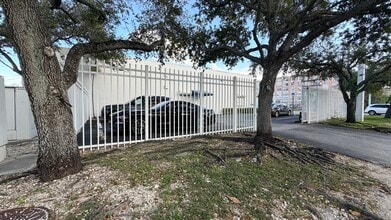 15251 NE 18th Ave, North Miami Beach, FL à louer Photo intérieure- Image 1 de 14