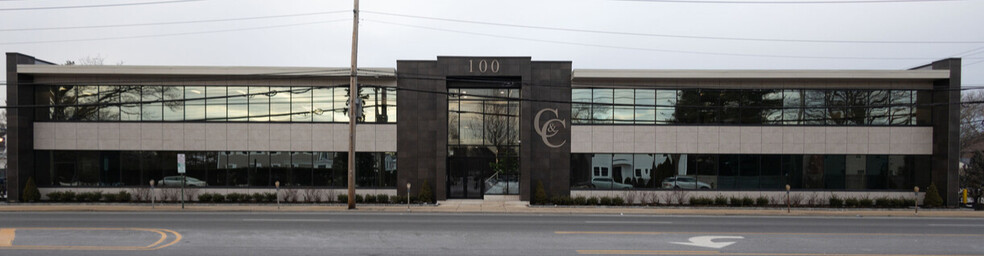 100 E Old Country Rd, Mineola, NY for lease - Building Photo - Image 1 of 5