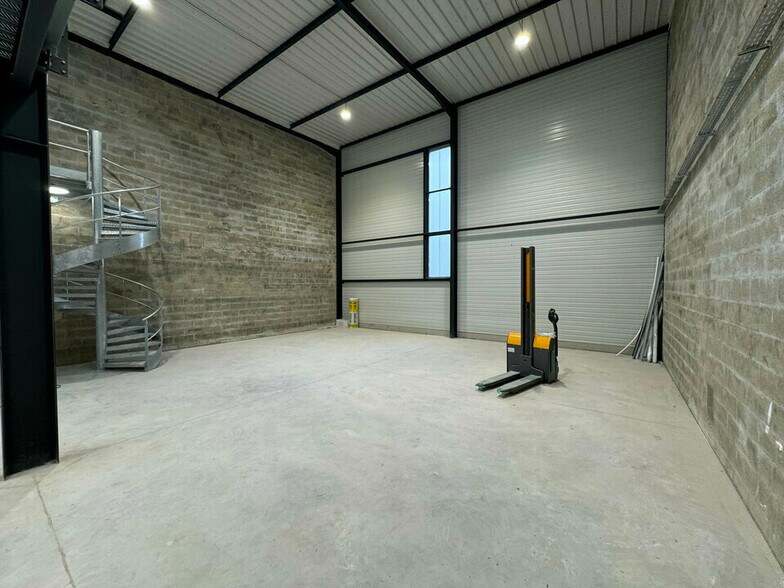 Flex in Le Mesnil-Amelot for lease - Building Photo - Image 1 of 13