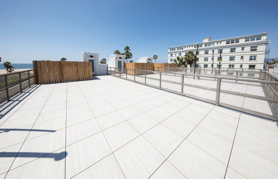 305 Ocean Front Walk, Venice, CA à louer - Photo du bâtiment - Image 2 de 6