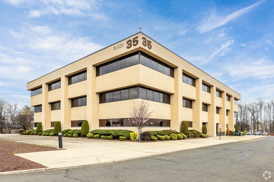 1030 Saint Georges Ave, Avenel, NJ à louer - Photo du bâtiment - Image 1 de 17