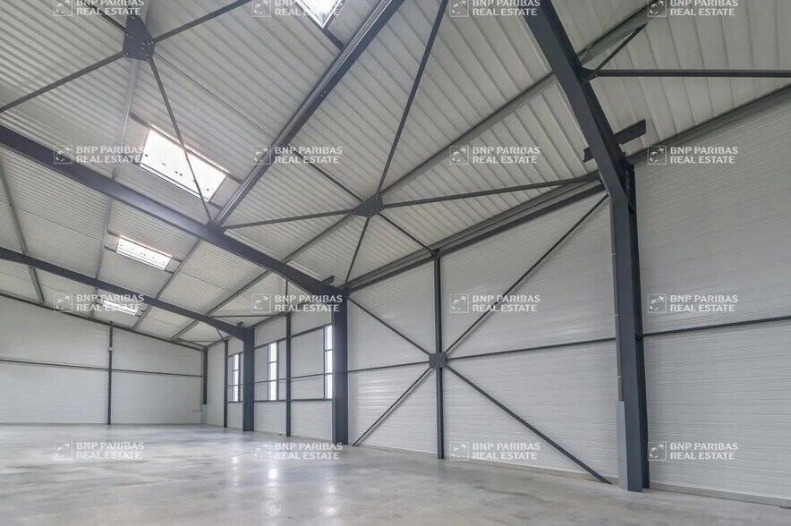 Flex in Limeil-Brévannes for lease - Interior Photo - Image 2 of 12