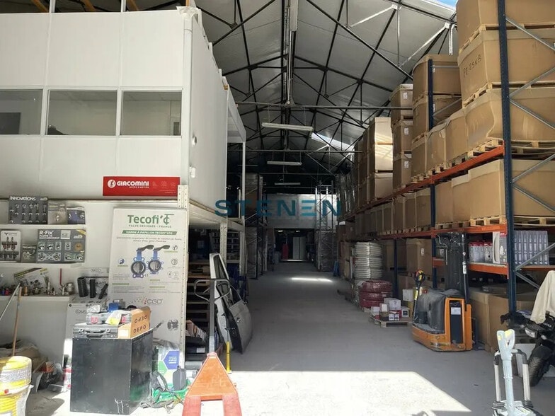 Flex in Gémenos for lease - Interior Photo - Image 3 of 10